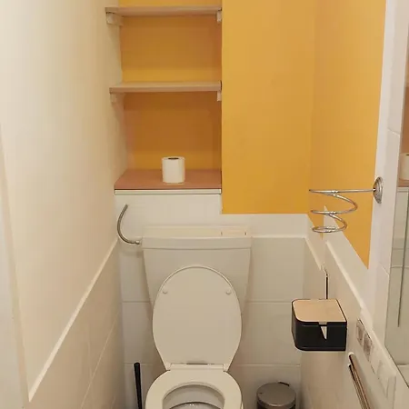 1 Mit Balkon Apartamento *